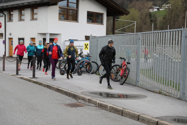 Gruppenstart des Lauftreffs Hall beim Training Gruppenstart des Lauftreffs Hall beim Training