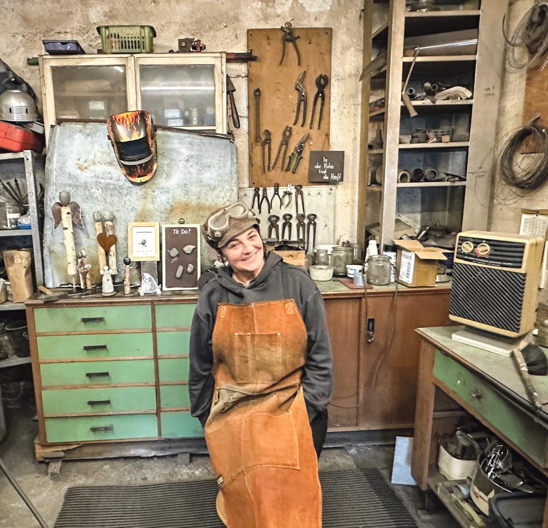 Barbara Perle in ihrer Werkstatt