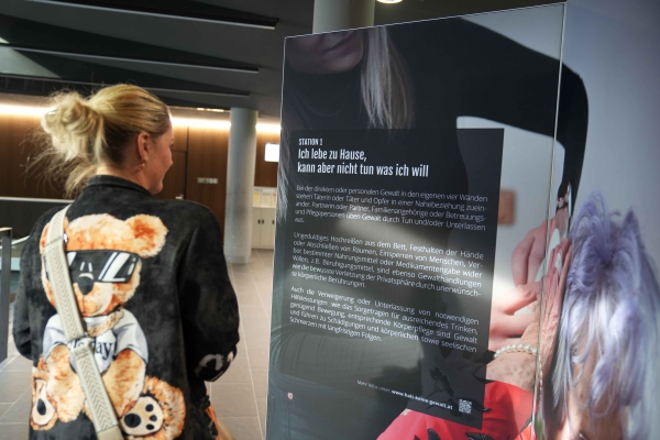 Die Ausstellung „hALT Keine gewALT“ an der Haller Privatuniversität UMIT TIROL kann bis 31. Oktober von Montag bis Freitag von 10.00 Uhr bis 17.00 Uhr von jedermann besucht werden.