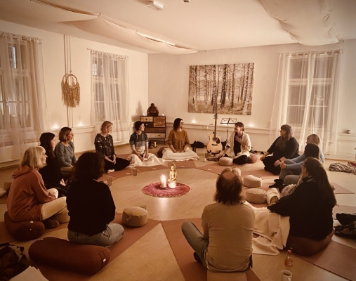 Heilsames Singen mit Gabriele Czerny im YogaRaum Hall