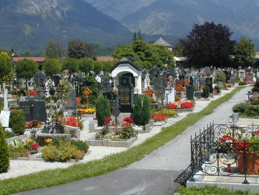 Die Führung geht durch die Altstadt zum Haller Friedhof
