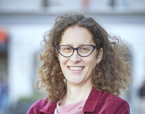 Wie kann Pflege daheim auch in Zukunft attraktiv bleiben – als Beruf, als Versorgungsform und als gesellschaftliche Aufgabe?. Dieser Frage geht Manuela Pfohl an der UMIT TIROL nach.