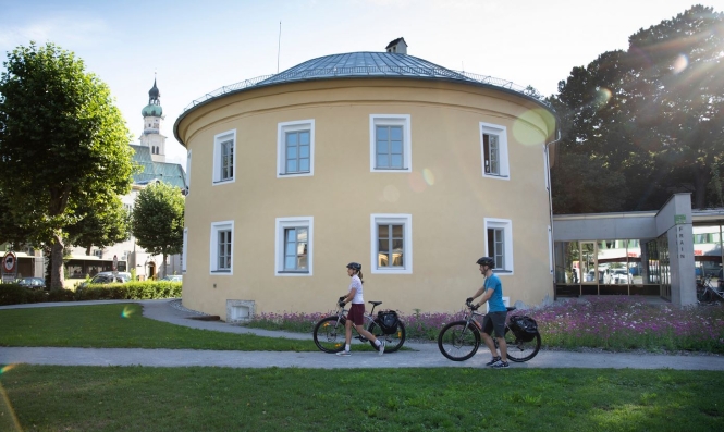 Radfahrer vor dem Tourismusbüro Hall in Tirol