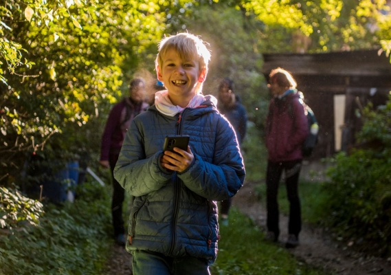 Kind beim Geocaching im Wald