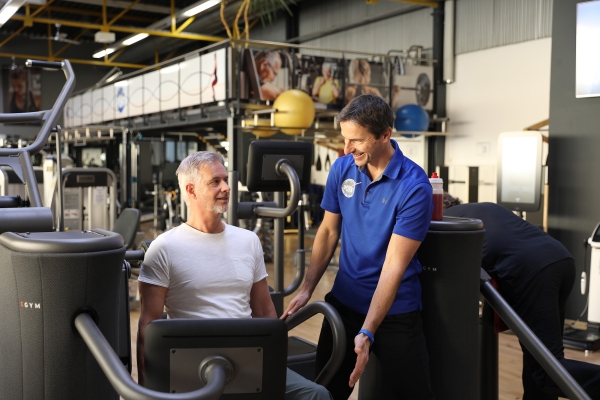 The Point Mitglied mit Eigentümer & Sportwissenschaftler Marcus Robatsch beim BioAge Krafttest