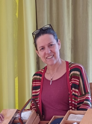 Sozialarbeiterin Barbara Beinsteiner stellt ihr Projekt „Märchenglück am Krankenbett“ an der UMIT TIROL vor