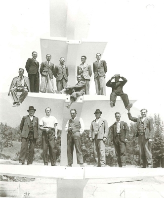 Arbeiter am Sprungturm im Schwimmbad Hall (1938-1941)