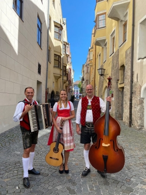 Die „Dreiviertl-Musig“ spielt am Haller Bauernmarkt