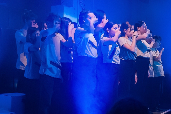 Gedenkperformance STIMMEN von jungen Menschen der Theatergruppe "Blickwechsel"