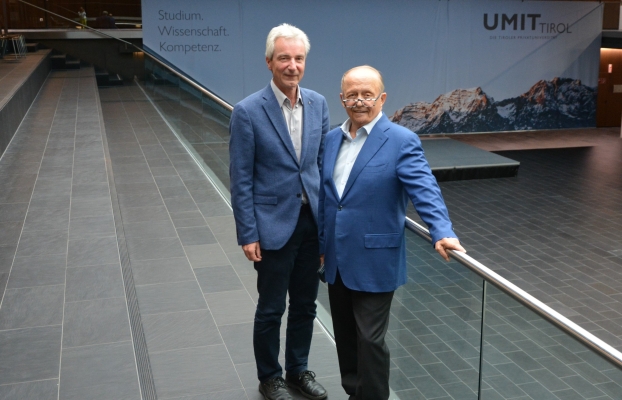 Univ.Prof. Dr. Harald Stummer und Ferry Polai informieren am 24. Mai über Tanzen und Gesundheit und laden zu einem Tanzabend in die Aula der UMIT TIROL ein