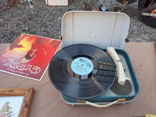 Plattenspieler retro beim Vintag- und Upcycling Markt