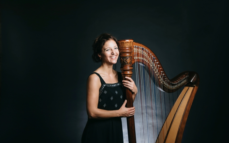 MUSIK: tröstet ,sie berührt ,ist ein Universum voller Erinnerungen ist Freude und ein magischer Schlüssel zur Seele. Tiefenentspannung mit Harfenmusik