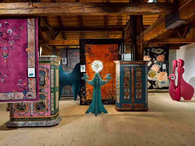 Ausstellungsansicht »Sag´mir, wo die Blumen sind - Jakob Lena Knebl & Ashley Hans Scheirl« ARTperitif - Kurzführung & Drinks