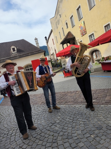 Die „Brixentaler Light“ spielen am Haller Bauernmarkt