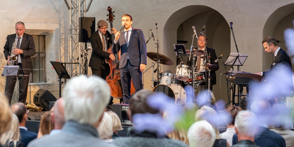 Frank Sinatra & Louis Armstrong Tribute Show