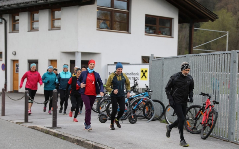 Der Lauftreff Hall startet in der Gruppe vom Sportplatz Haller Lend Lauftraining des Lauftreffs Hall in Tirol