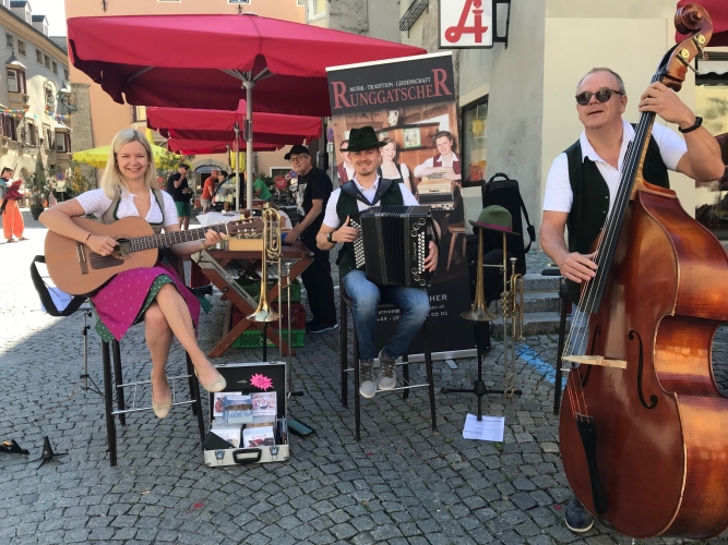 Die Familie Runggatscher spielt am Haller Bauernmarkt Die Familie Runggatscher spielt am Haller Bauernmarkt