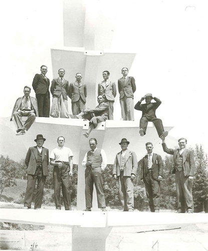 Arbeiter am Sprungturm im Schwimmbad Hall (1938-1941) Ausstellung - Schwimmbad Hall. 50-Meter-Becken, Sprungturm und ein Adler