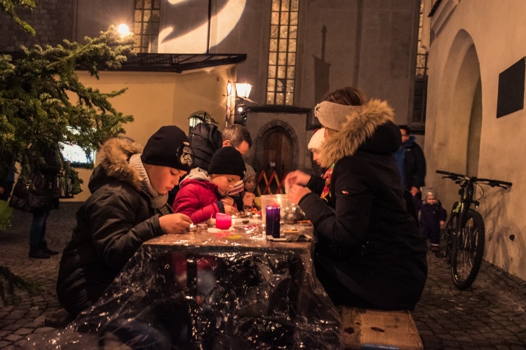 Bastelstation mit den Haller Pfadfindern