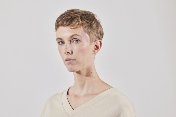 SONJA PIKART: HALB MENSCH