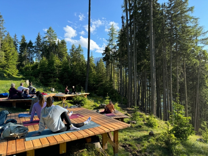 Yin Yoga outdoor im Waldyoganest