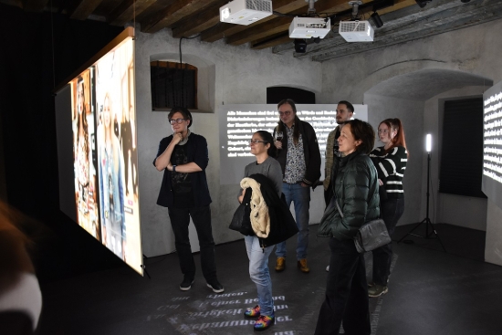 Raum_Installation Der Brainwasher_Copyright Stadtmuseum Hall Foto Gregor Jenewein.JPG