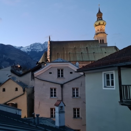 Altstadthäuser mit Pfarrkirche in der Abenddämmerung