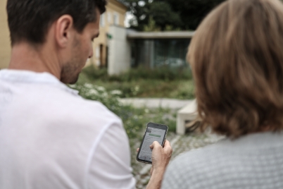 zwei Personen sehen auf Smartphone