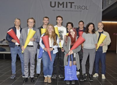 Gemeinsames Gruppenfoto mit Erstsemestern und ihren Schultüten. Im Bild links Mag. Michael Gsaller (Stadtmarketing Hall in Tirol) und Dr. Werner Schiffner (Obmann Tourismusverband Region Hall-Wattens) sowie im Bild von rechts Univ.-Prof. Dr. Gerhard Müller, MSc, (Senatsvorsitzender der Privatuniversität UMIT TIROL) und Mag. Petra Pöschl (Stadtmarketing Hall in Tirol).