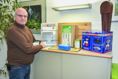 Michael Neuner vor einem Beispiel-Paket einer Bevorratung für den Notfall.