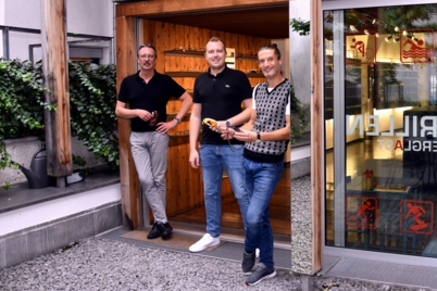 Die Geschäftsführer Karl Spanring (links) und Clemens Paris (rechts) mit Lukas Margreiter (Mitte). (Foto: Stadtmarketing Hall in Tirol)