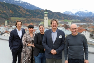 Verein der Haller Kaufleute wählt neuen Vorstand Der neu gewählte Vorstand vom Verein der Haller Kaufleute: Obmann Richard Madersbacher, Petra Kaminsky, Katrin Stiller, Titus Jindra und Günther Vettori (Foto: Verein der Haller Kaufleute)