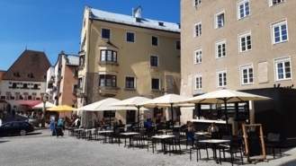 Bar und Gastgarten am Oberen Stadtplatz in Hall in Tirol