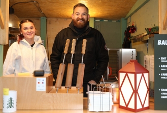 Matyas Mohos macht Baumkuchen direkt am Markt