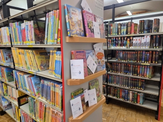 Bücherregale in Bücherei
