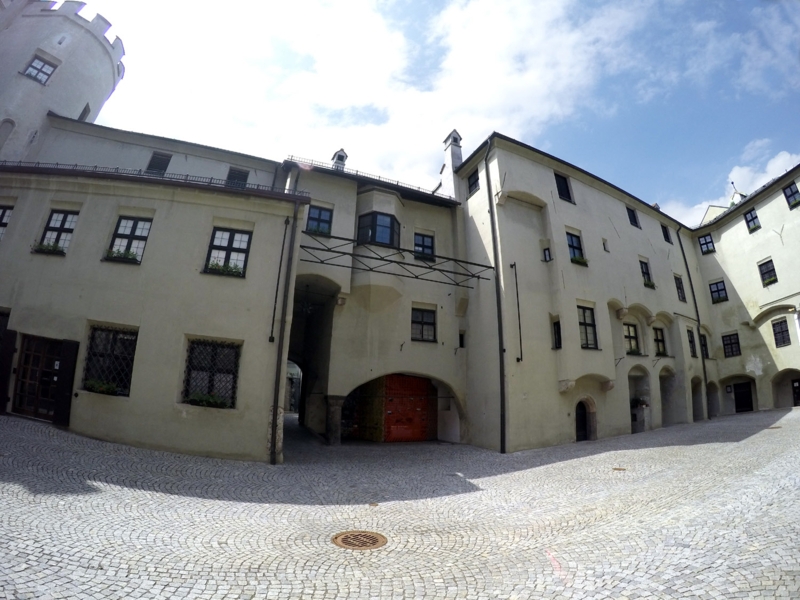 Vom Innenhof der Burghasegg zum Durchgang und Eingangsbereich des Stadtmuseums